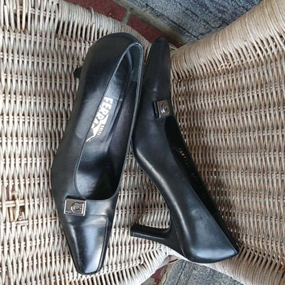 ~FERRAGAMO~Gold Gancini Logo Leather Pumps size 7AA